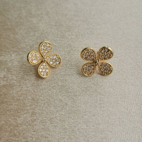 Alicia Bonnie Clover Gold Earrings New - Picture 4 of 4